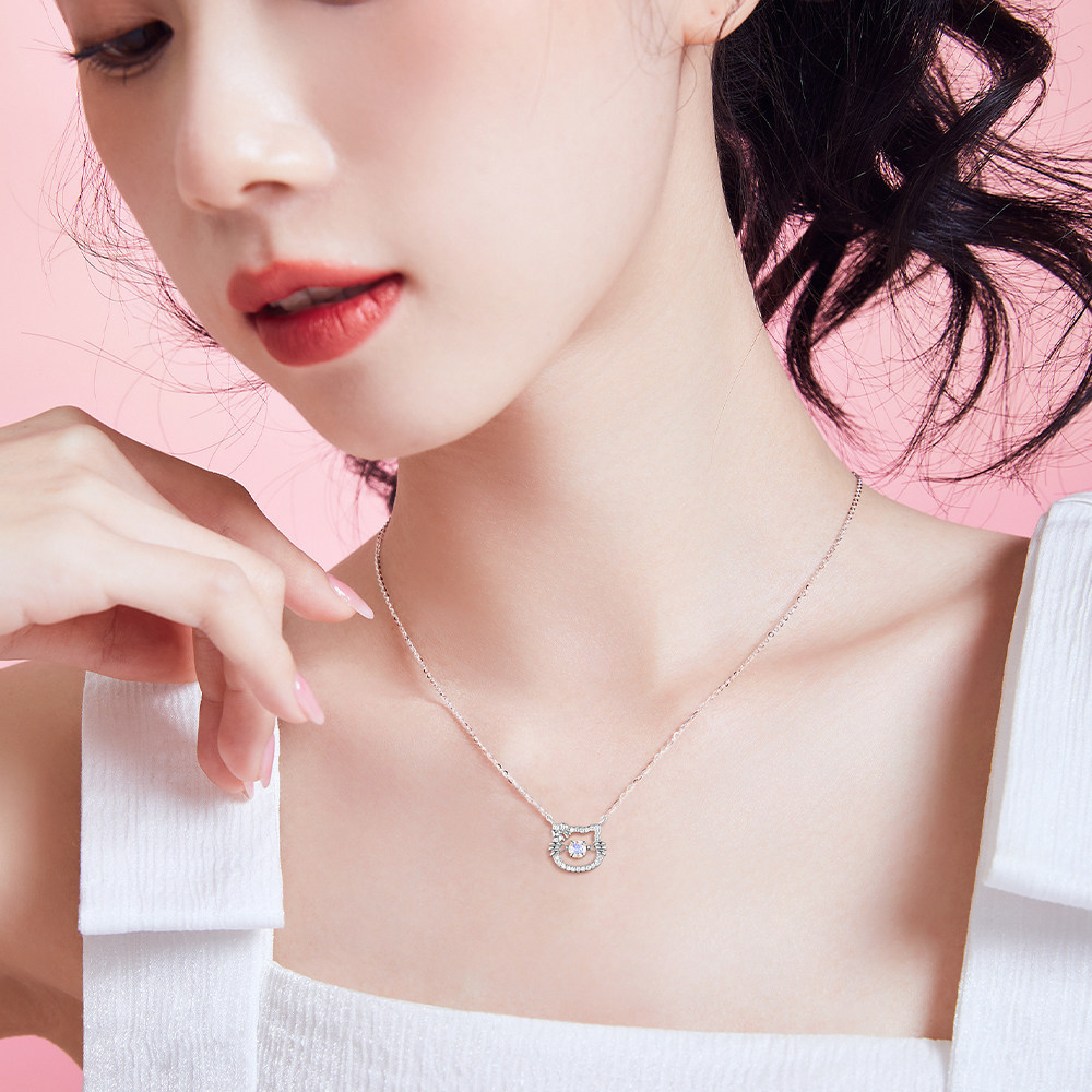 Vòng cổ Mary Mèo có ánh sáng sang trọng, phù hợp làm quà tặng sinh nhật