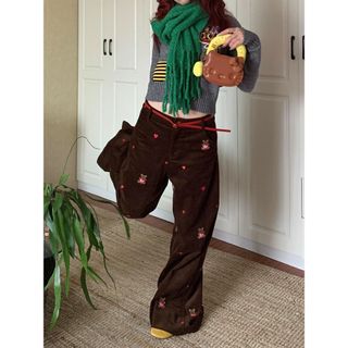 Quần nhung nữ retro kích thước lớn với thêu tinh tế, phù hợp xu hướng mùa xuân