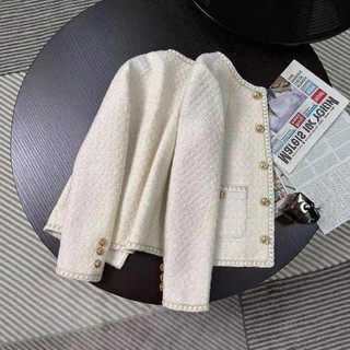 Áo khoác tweed màu be phong cách Chanel, phù hợp mùa xuân và thu 2025
