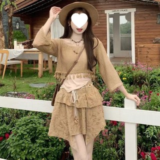 Bộ trang phục mùa hè cho nữ: áo ba lỗ, áo dài tay khoét lỗ và chân váy midi trẻ trung năng động
