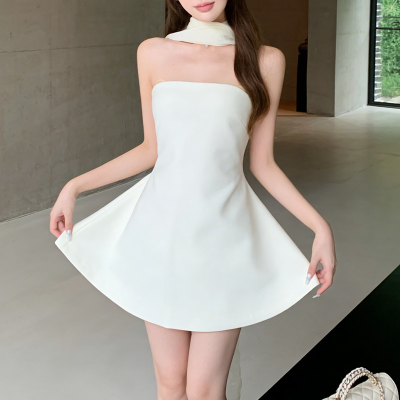 Đầm một vai đính hôn dành cho người nổi tiếng với chi tiết ruy băng trắng, thiết kế sang trọng