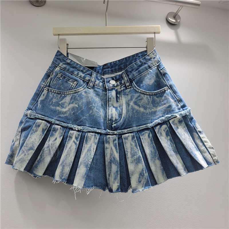 Váy ngắn denim xếp ly màu đen, phù hợp mùa hè với thiết kế đậm chất văn hóa châu Á và thắt lưng dyed.