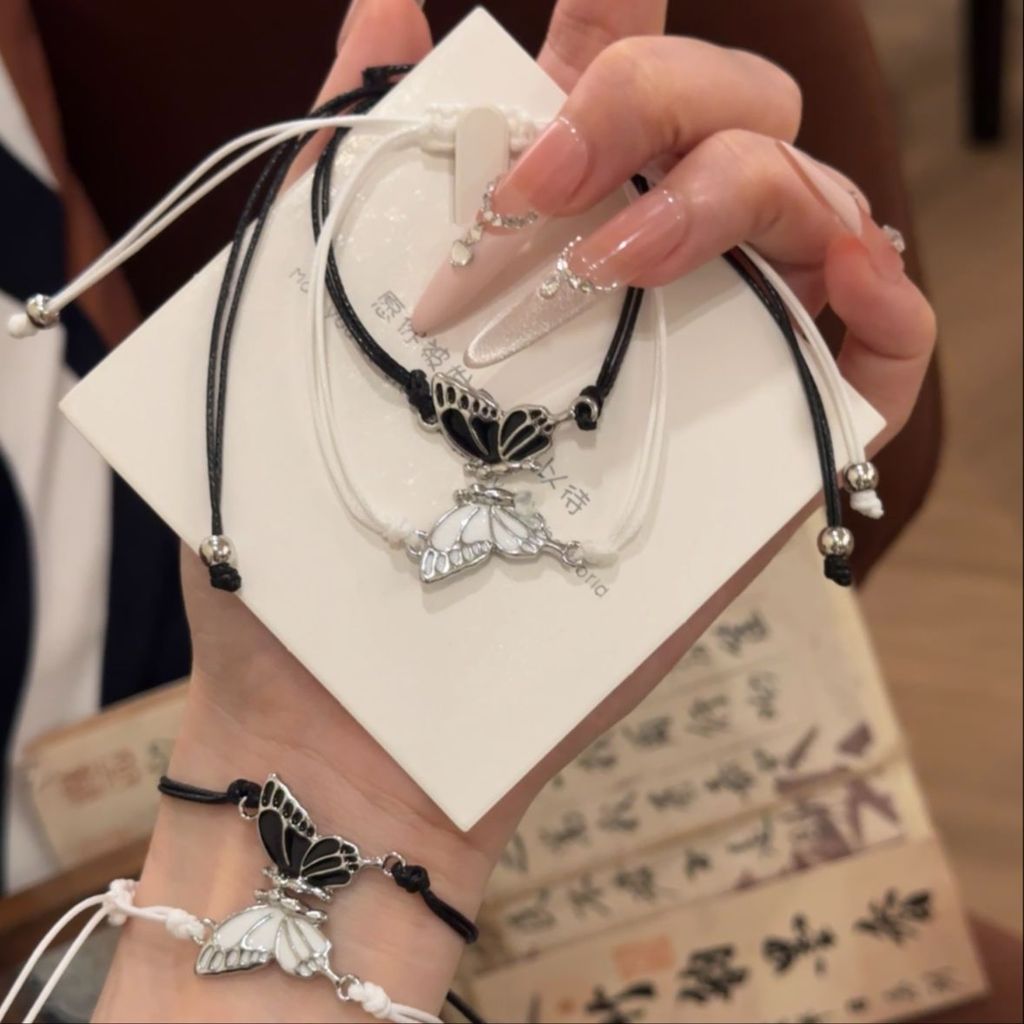 Vòng tay bướm bộ đôi, phù hợp làm quà tặng tình bạn, dây sáp màu sắc đa dạng, điều chỉnh được.