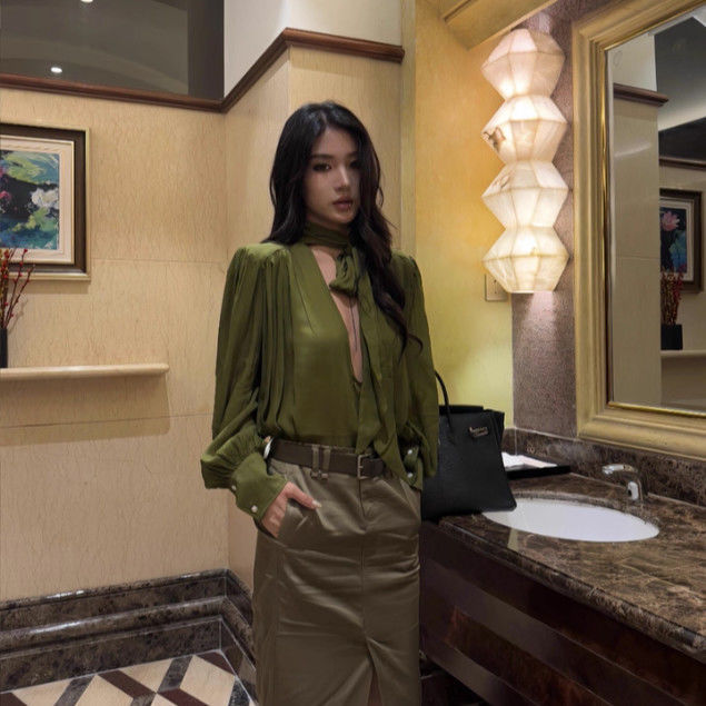 Áo sơ mi nữ kiểu Pháp cổ điển với ruy băng xanh, chất liệu mỏng thoáng mát, thiết kế rộng rãi phù hợp mùa thu.