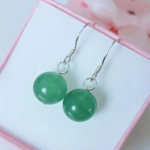 Bông tai ngắn tự nhiên, kết hợp phong cách cổ điển và hiện đại