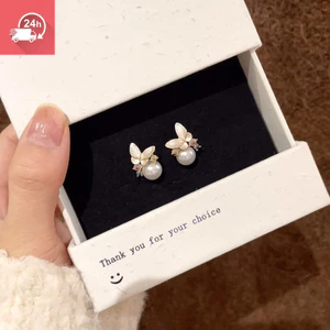 Bông tai nữ phong cách Hàn Quốc với đá zircon, thiết kế tinh tế.