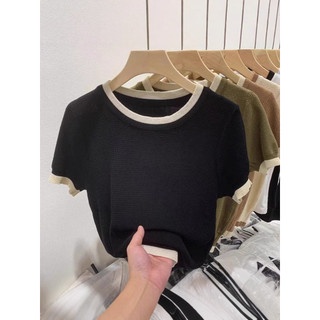 Mẫu áo thun dệt kim tay ngắn cổ tròn màu sắc tương phản, phong cách Hàn Quốc, form slim-fit dành cho nữ