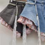 Quần short denim nữ retro với thiết kế khâu hoa hồng giả hai mảnh, phong cách thời thượng và ngọt ngào.