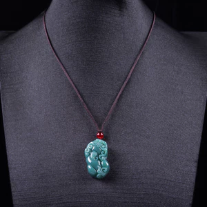 Mặt dây chuyền Teal Jade Pixiu tự nhiên - Thiết kế phức tạp được chạm khắc bằng tay - Dấu hạt đỏ - Hoàn thiện bóng nước - Dây nâu - Sự giàu có cho nam nữ