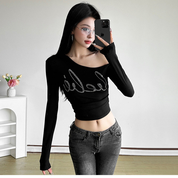 Áo thun nữ màu đen có họa tiết kim cương giả, cổ V lệch, tay ngắn - Phong cách thời trang đường phố