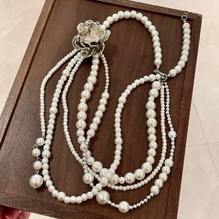 Dây chuyền kim loại bạc hình cánh hoa với nhiều lớp ngọc trai, thiết kế hiện đại