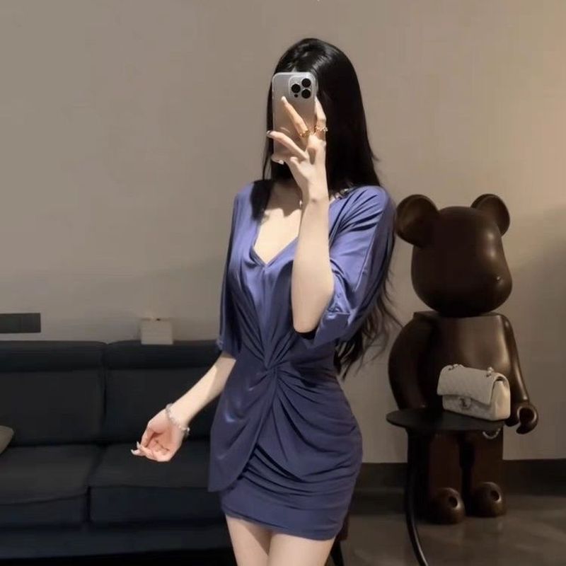 Váy xuân hè phong cách mới cổ chữ V, tay búp bê xoắn với eo nẹp tinh tế