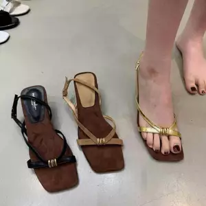 TT Vuông Ngón Chân Khóa Dây Đeo Mở Mũi Sandal Nữ 2026 Mùa Hè Khóa Kim Loại Nơ Phù Hợp Với