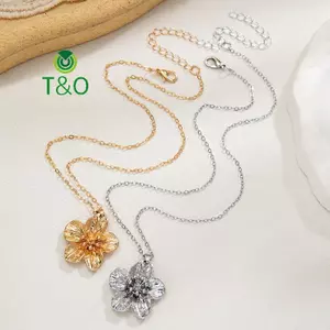 Mặt dây chuyền hoa xếp li kim loại thời trang, thiết kế xương đòn thanh lịch với năm cánh hoa đơn giản