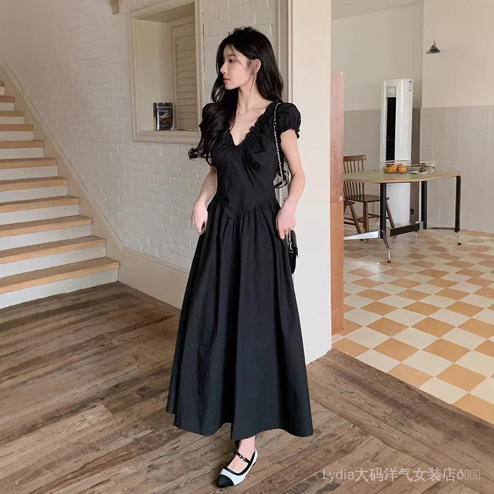 Váy đen dáng ôm phù hợp người plus size, phong cách thời trang mùa hè