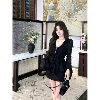 Váy ngắn nguyên chất phong cách Pháp, cổ chữ V, phù hợp mặc mùa hè và phối cùng túi hông.