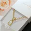 Dây chuyền xương đòn khóa vuông trắng với thiết kế sang trọng, phù hợp cho phụ nữ từ 20 đến 35 tuổi