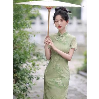 Áo sườn xám cải tiến màu xanh, phong cách Trung Hoa sang trọng, phù hợp mùa hè