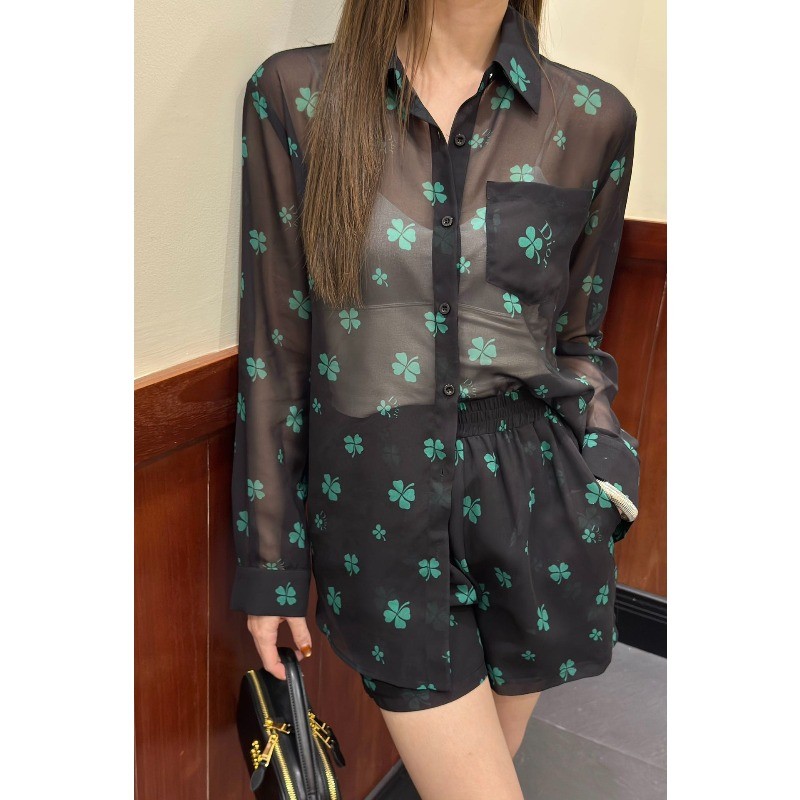 Bộ đồ nữ mới có áo sơ mi và quần short in hình ve áo