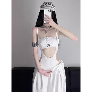 Gợi ý áo liền quần nữ màu trắng, thiết kế slim-fit rỗng đáy, phù hợp thời trang mùa hè
