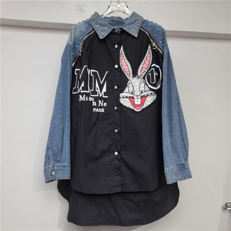 Áo sơ mi denim hai vai với họa tiết hoạt hình và kim cương khâu