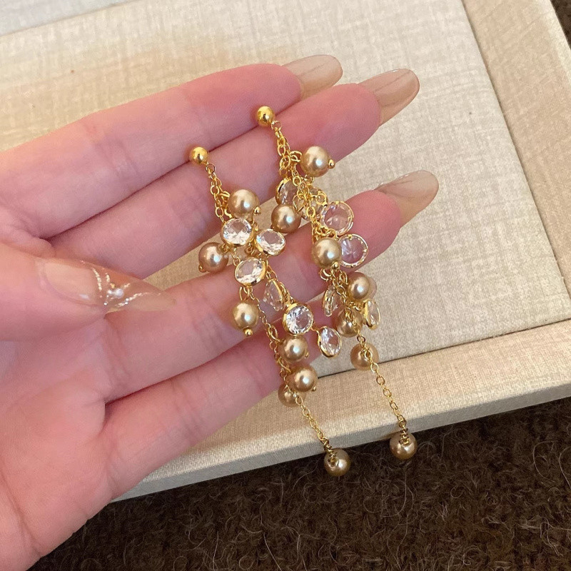Bông tai zircon và ngọc trai dài, phù hợp với nữ