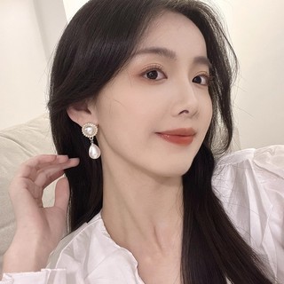 Bông tai ngọc trai giọt nước sang trọng, phù hợp cho người nổi tiếng