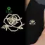 Pin Camellia Openwork cổ điển, Trâm cài hoa hồng lấp lánh Luxe Openwork cho áo khoác ve áo [mới]