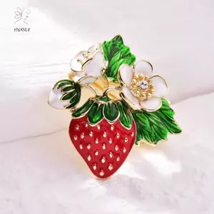 Corsage từ dâu thổ cẩm sang trọng dành cho tiệc cưới - Quà tặng tinh tế