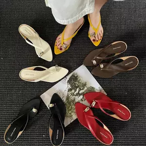 TT Mũi Nhọn Kim Loại Flip-Flops Nữ 2026 Mùa Hè Dày Gót Lật-Flops Dép Đi Biển