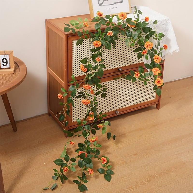 Dây hoa hồng leo giả trang trí tường nhà, quán cafe sinh động, giải pháp decor Tết độc đáo, đẹp mắt và tiết kiệm chi phí
