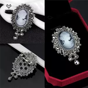Mặt dây chuyền và trâm cài cameo phong cách Victorian với pha lê, phù hợp tiệc cưới