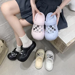 Giày Lỗ Đế Dày Kim Cương Giả Nữ Mặc Ngoài Trời Mùa Hè Phong Cách Mới Thoải Mái Dép Nữ Dây Xích Kim Cương Giả Dopamine Đi Lại Tất Cả Trận Đấu Trong Nhà Ngoài Trời Hai-