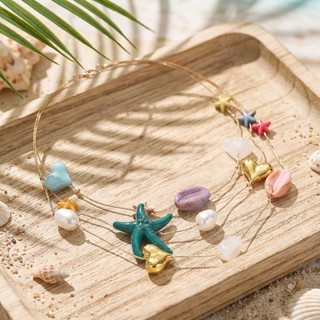 Vòng cổ nhiều màu sắc thiết kế dopamine với hình sao biển và xương đòn, phù hợp làm phụ kiện thời trang sang trọng.