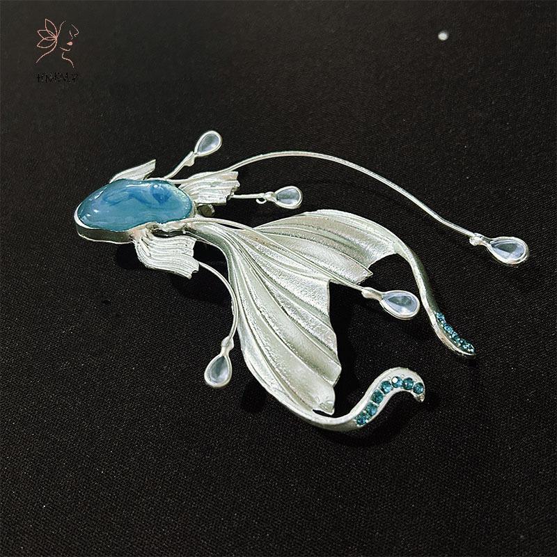 Phụ kiện trang sức nàng tiên cá biển sâu với thiết kế cá trắng thổ cẩm sang trọng và thanh lịch.
