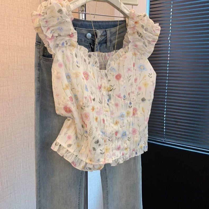 Áo sơ mi nhỏ xù cổ vuông phong cách trà sang trọng với họa tiết hoa theo style Pháp, phù hợp mặc vào mùa hè