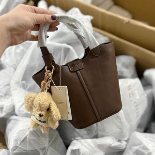 Túi Chio Giỏ Làn Nâu Trơn Kèm charm Cún Bông - Có dây đeo chéo