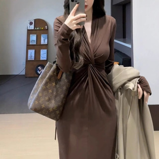 Đầm dài tay cổ chữ V xoắn phong cách thời trang Pháp, thiết kế giúp che khuyết điểm, dáng ôm body, chiều dài đến gối.
