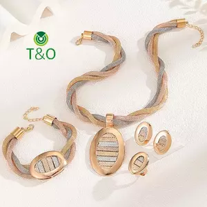 Bộ trang sức vàng cao cấp dành cho cô dâu gồm vòng tay, bông tai và nhẫn.