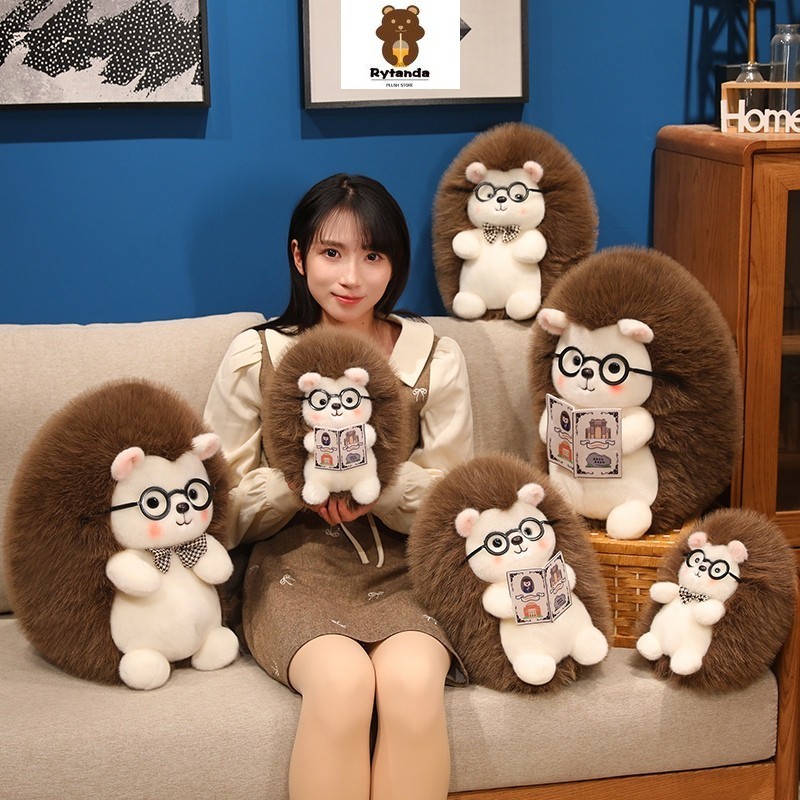 Rytanda Đồ chơi sang trọng hình nhím thực tế dễ thương dành cho trẻ em Bé trai Bé gái Nhím Tượng cầm một cuốn sách có dây buộc nơ Động vật nhồi bông Búp bê mềm mại Bạn gái trẻ em Quà tặng năm mới Giáng sinh