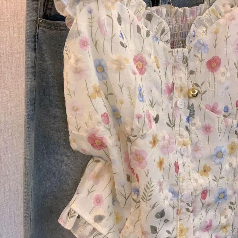 Áo sơ mi nhỏ xù cổ vuông phong cách trà sang trọng với họa tiết hoa theo style Pháp, phù hợp mặc vào mùa hè