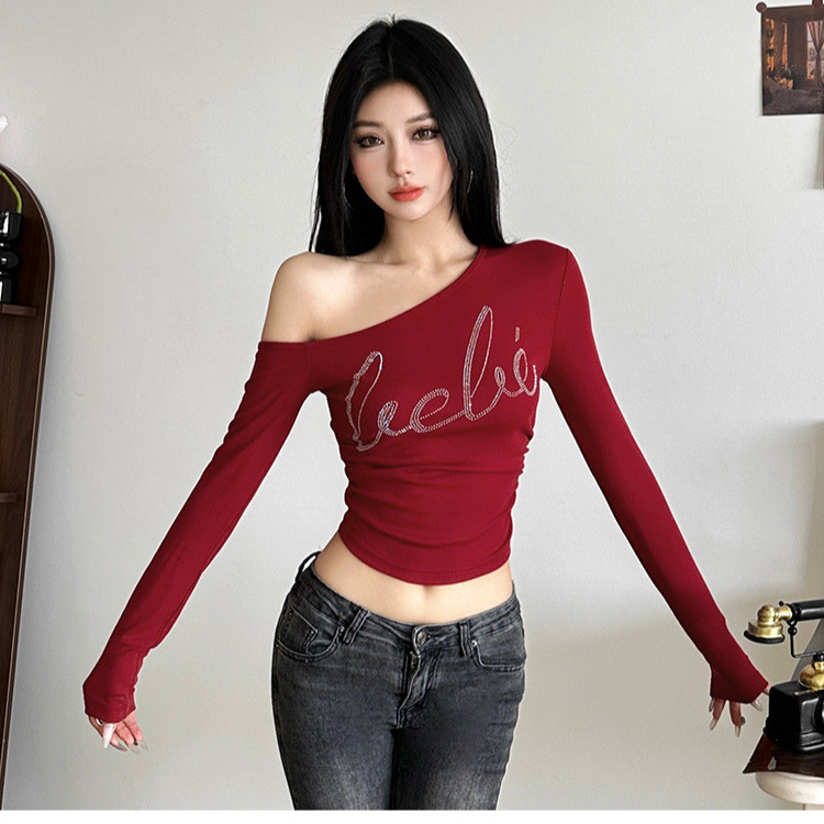 Áo thun nữ màu đen có họa tiết kim cương giả, cổ V lệch, tay ngắn - Phong cách thời trang đường phố