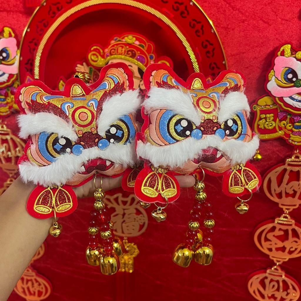[Tết 2026] Liễn Khánh Hình Đầu Lân Lắc Chuông Ép Nhung Cao Cấp Treo Cửa, Trang Trí Xe Hơi Treo Tường Phủ Nhung Kim Tuyến