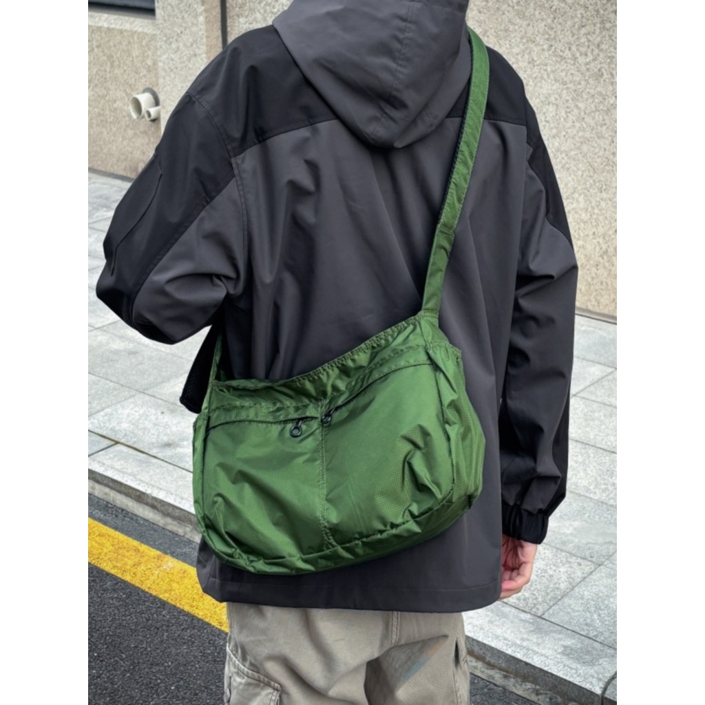 Túi vải nylon nhẹ, dung tích lớn, một vai unisex, phong cách mới, hợp thời trang, túi thể thao ngoài trời