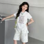 Bộ đồ thường ngày cho bé gái Mùa hè Phong cách mới Trẻ em Graffiti Quần giữa dáng rộng + Áo thun không đều Bộ đồ hai mảnh in chữ