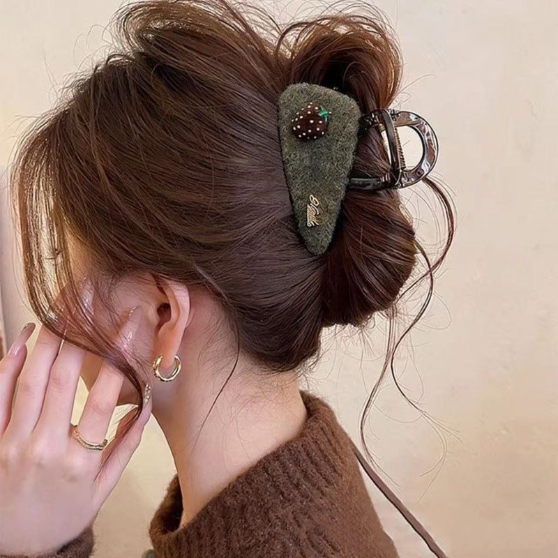 Kẹp Tóc Cá Mập Hình Tam Giắc from Dâu Nỉ - Phụ Kiện Tóc Đa Năng