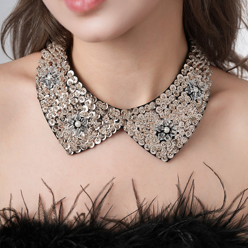 Cổ áo nữ độc đáo với họa tiết ngọc trai và kim sa lấp lánh, thiết kế thời trang