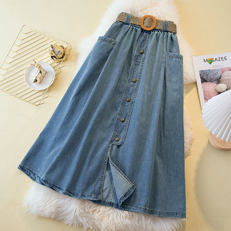 Váy mỏng nhẹ, chiều dài phù hợp với quần jeans, giúp tôn dáng eo nữ tính