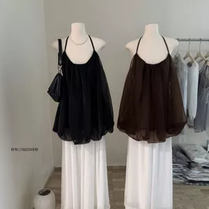Váy ngắn màu xanh đậm có dây cổ buộc và khả năng co giãn, phong cách đáng yêu