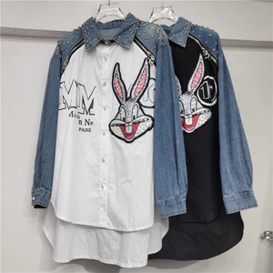 Áo sơ mi denim hai vai với họa tiết hoạt hình và kim cương khâu